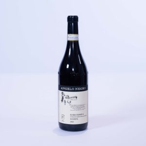 Bottiglia di Angelo Negro Roero Riserva Sudisfà DOCG vino rosso piemontese da uve Nebbiolo